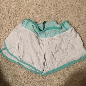 Lululemon athletic running shorts white and green size 6, back zipper pocket